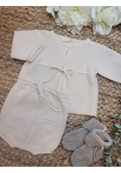 CONJUNTO BEBE TRICOT REBECA DOS BOTONES CON CULETIN BOLSILLO CREAM crema