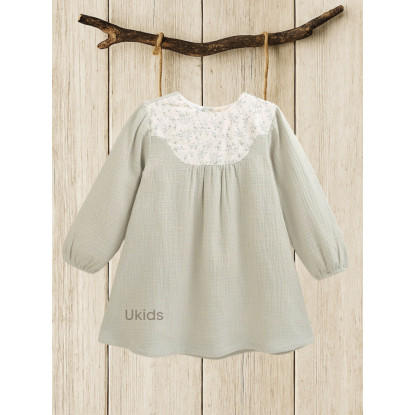 Vestido Niña Muselina Con Detalle Floral En Cuello. Verde