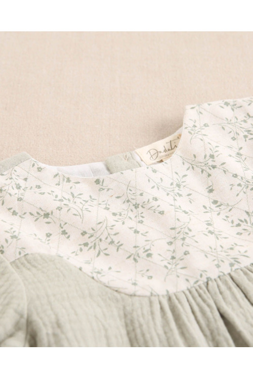 Vestido Niña Muselina Con Detalle Floral En Cuello. Verde
