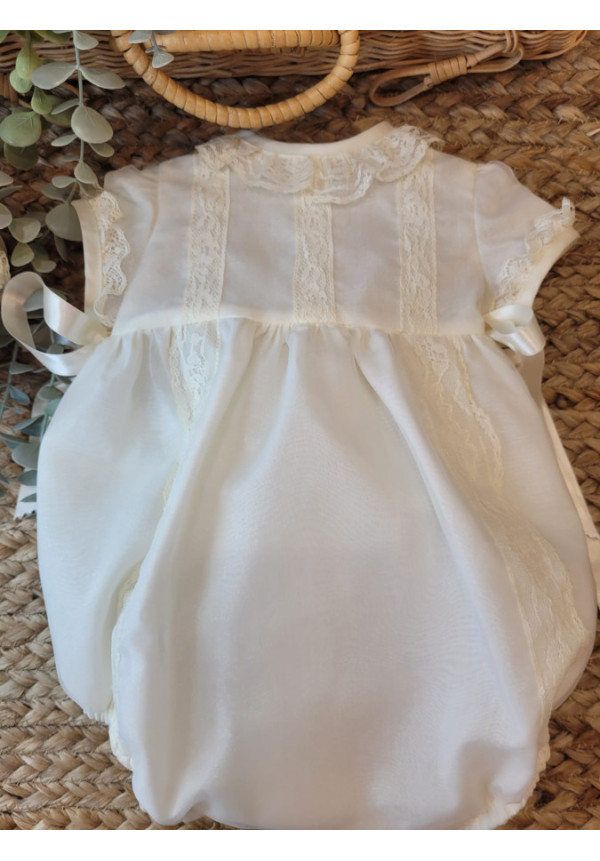 PELELE BAUTZO ORGANZA Y PUNTILLA MANGA FAROL CON CAPOTA blanco roto
