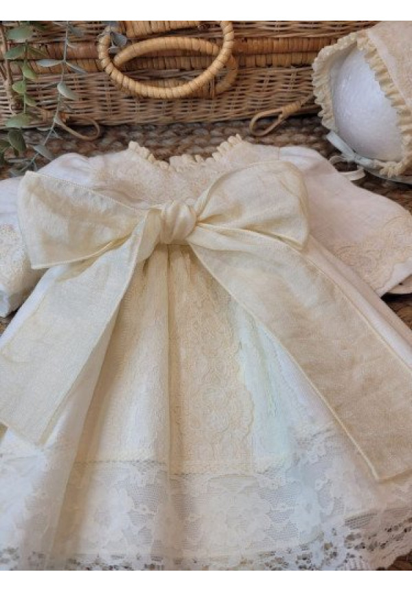 Vestido de Bautizo para Niña en Lino 100% con Lazo y Encaje color beige 