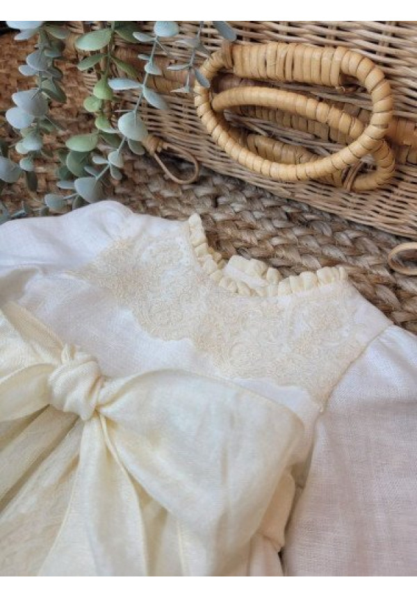 Vestido de Bautizo para Niña en Lino 100% con Lazo y Encaje color beige 